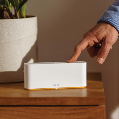 Avec la commande intelligente TaHoma ® switch, centralisez et connectez votre logement.