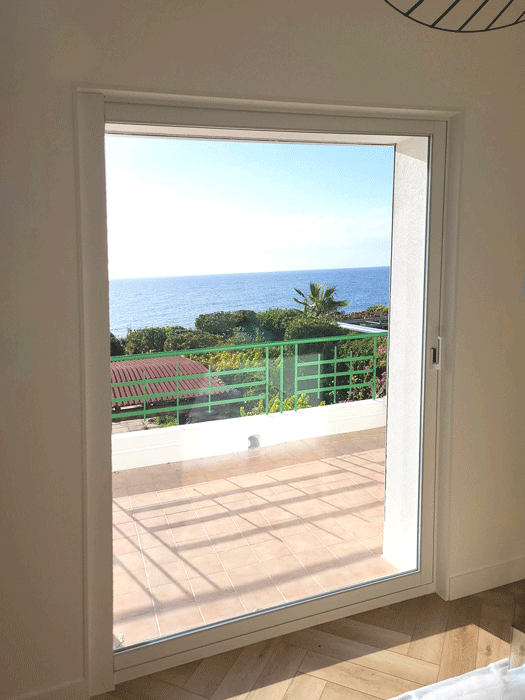 Fenêtre aluminium vue mer