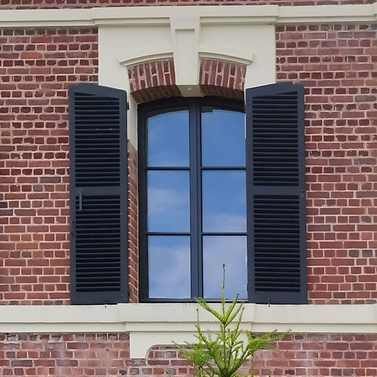 volets persiennés en bois