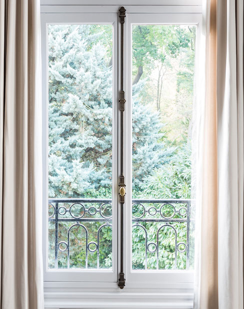 menuiserie bois avec crémone